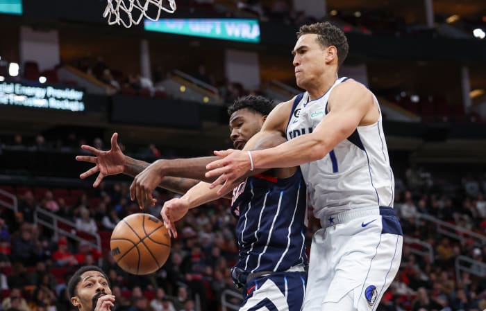 Dwight Powell Tari Eason Mavericks